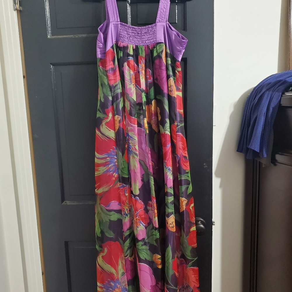 Floral maxi dress. Beautiful neck line. - Picture 3 of 3